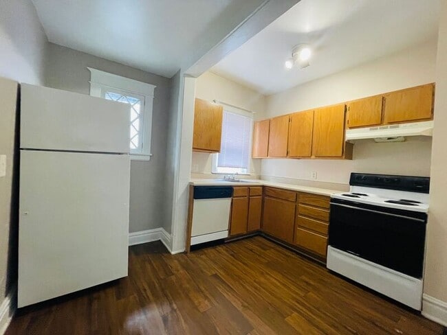 Building Photo - 518 W Lexington Ave