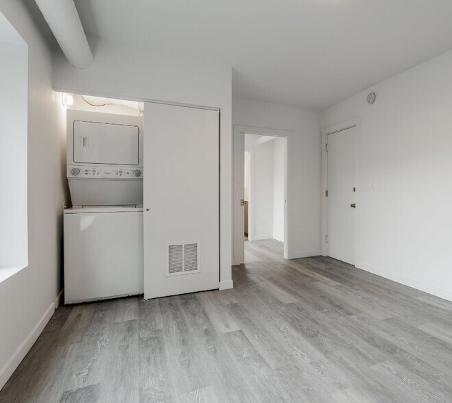 Building Photo - 1704 W Glenlake Ave