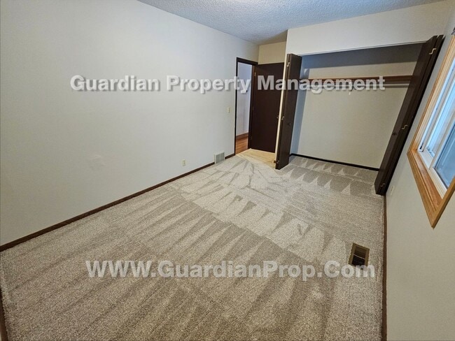 Building Photo - Updated Plymouth Single Family Home, 2 Car Garage, Large fenced Yard, Gas Fireplace
