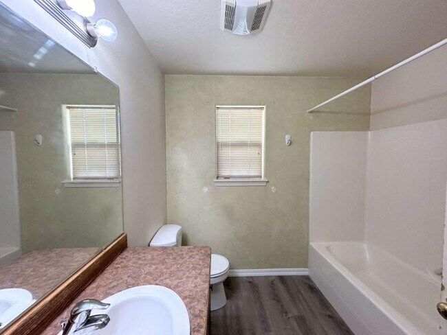 Building Photo - 1129 Golden Pheasant Dr