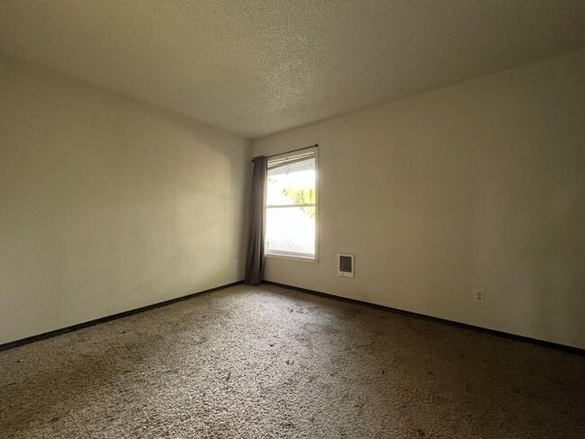 Building Photo - Cozy Portland Home with Spacious Living Room & Fenced Backyard