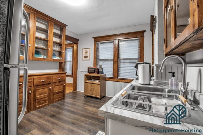 Building Photo - Furnished 3-Bedroom Upper Apartment on Bird Ave