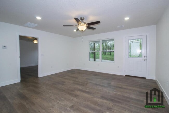 Building Photo - 303 Lion St