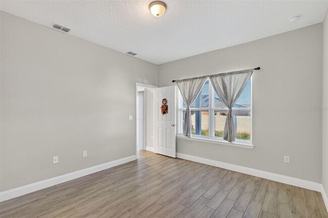 Building Photo - 717 Robin Ct