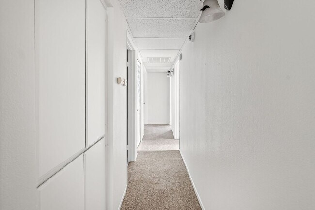 Building Photo - ADORABLE 3+2 CORNER UNIT & 2-CAR GARAGE!