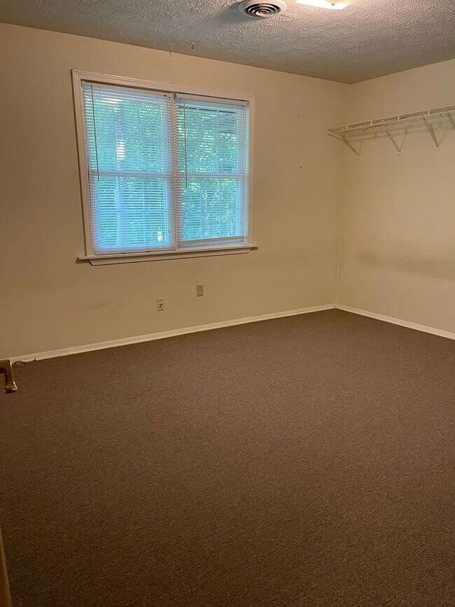 Building Photo - 2 bedroom 1 bath duplex is located off Whitehead Rd!