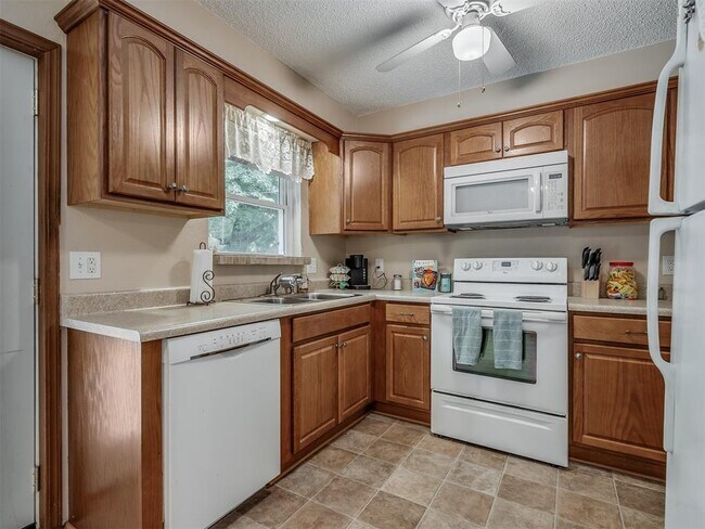 Building Photo - 1220 Columbia Ct