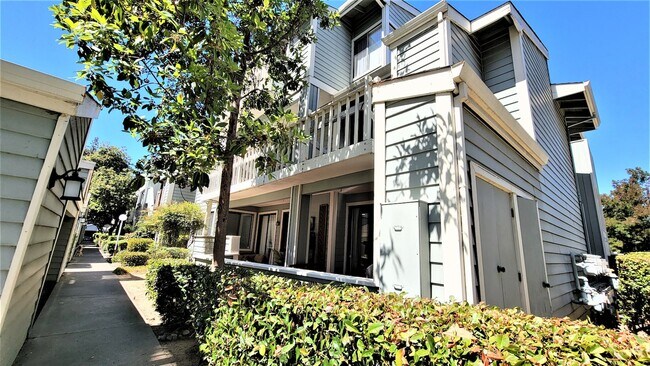 Building Photo - 37168 Meadowbrook Common, Unit 105