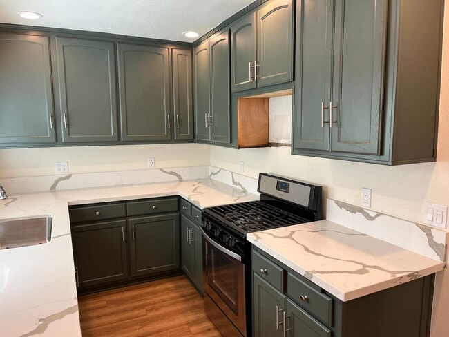 Building Photo - Beautifully Renovated 2 Bed / 1 Bath in Co...