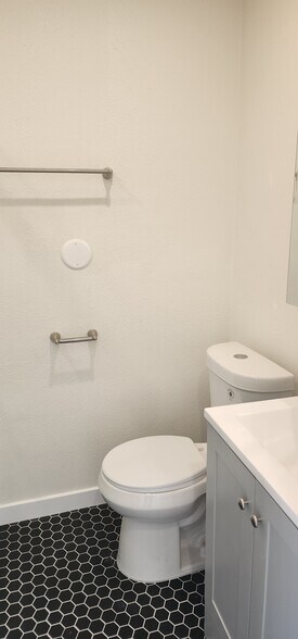 Building Photo - 950 N Kingsley Dr