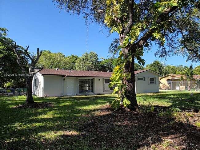 Building Photo - 13920 Kendale Lakes Blvd