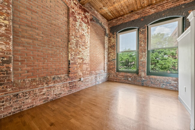 Building Photo - The Hartford Carriage House