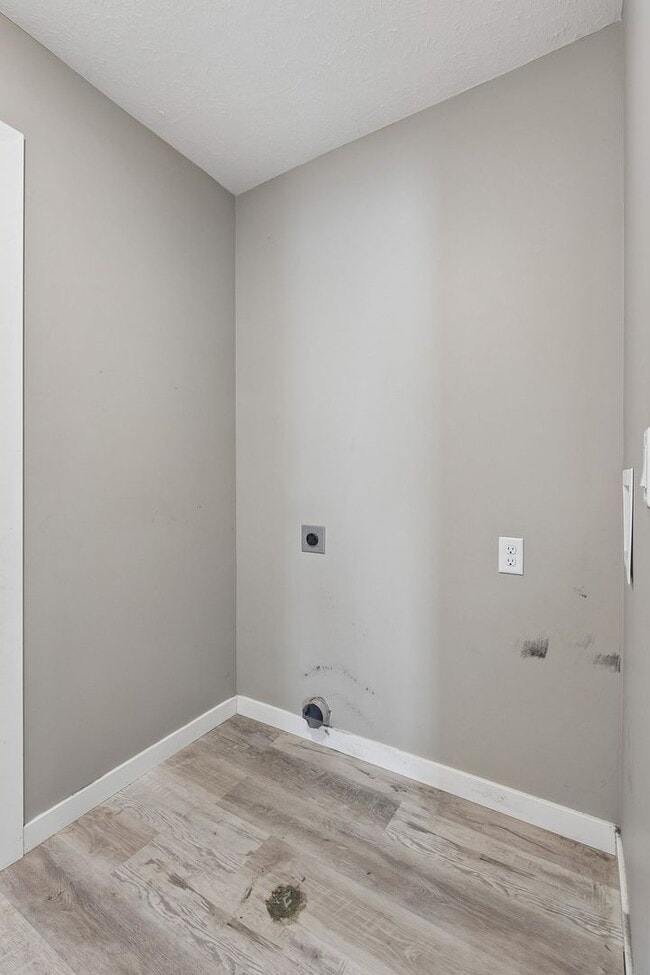 Building Photo - 4-Bedroom Townhome Near Village Pointe!!