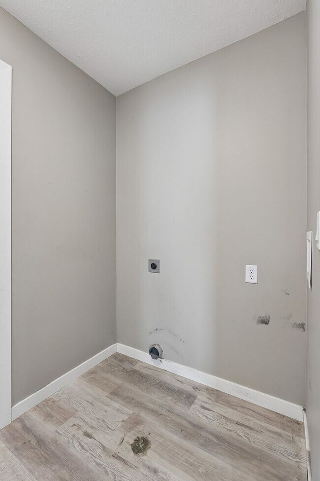 Building Photo - 4 Bedroom Townhome