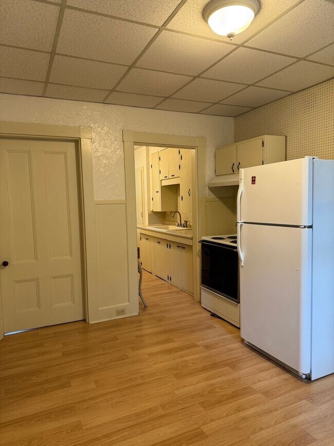 Building Photo - Westbrook-66 Stroudwater St. #1:  1 BR+off...