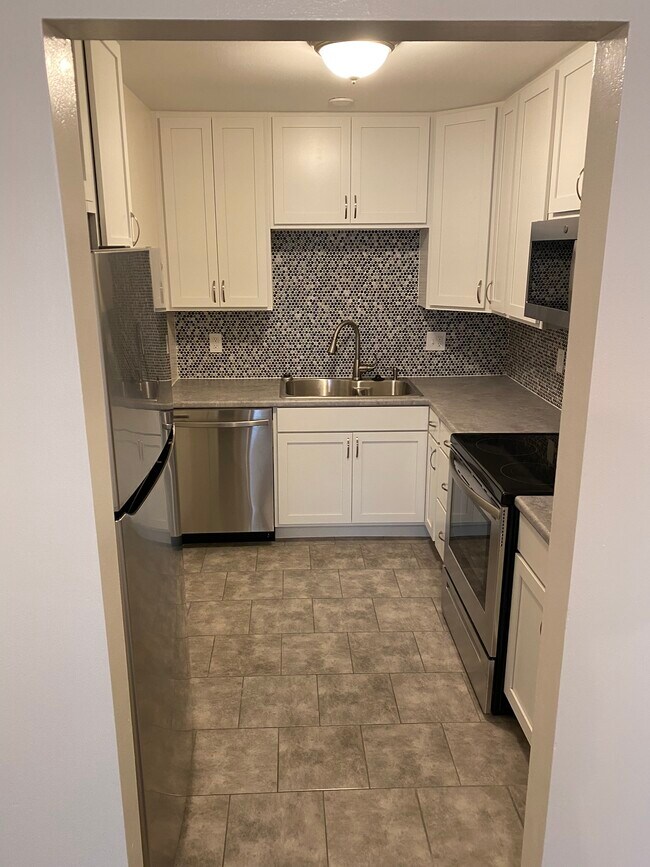 Building Photo - 7687 Brams Hill Dr