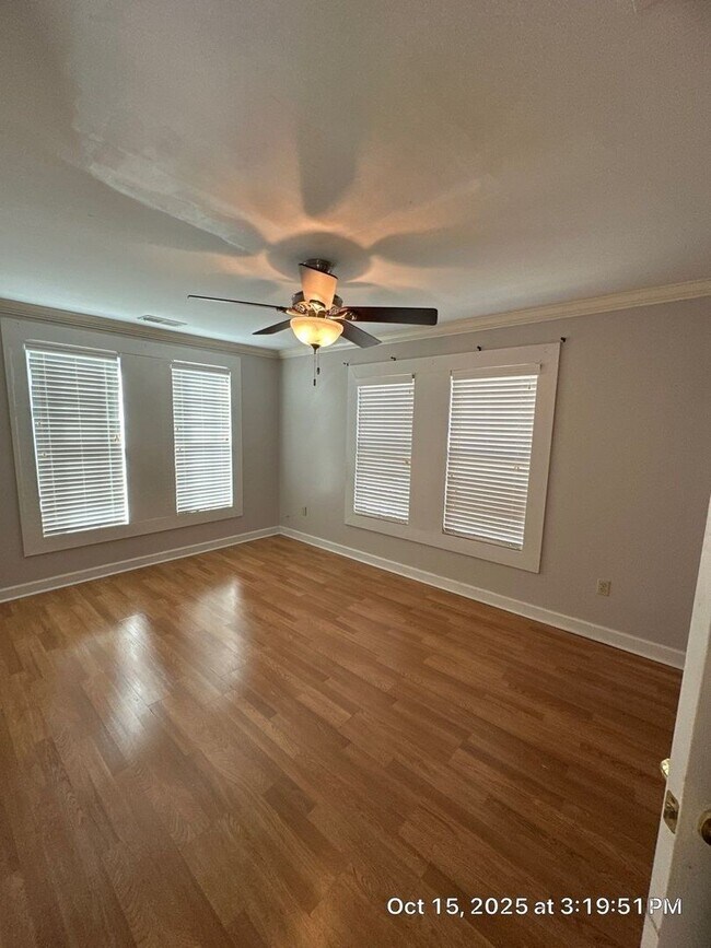 Building Photo - RHODES AREA 4 Bedroom /2.5 Bath House! Hal...