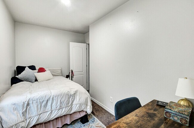 Building Photo - 2112 Dakota Ave