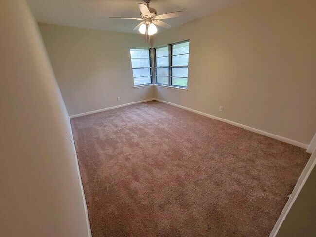 Building Photo - 706 Maple St