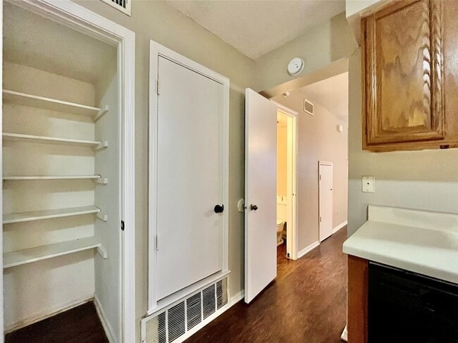 Building Photo - 3047 Olympia Dr
