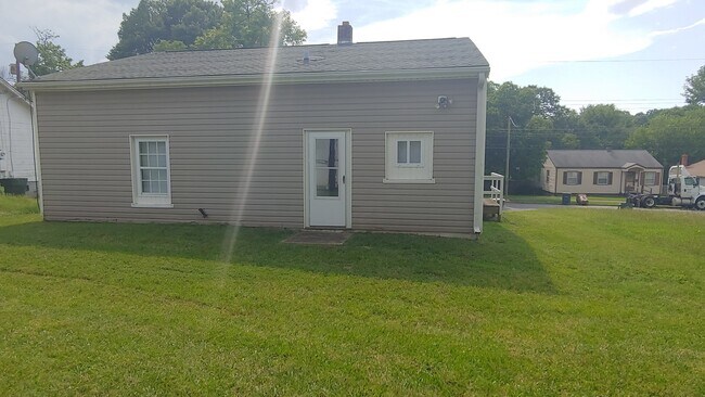 Building Photo - AVAILABLE SOON! Charming Updated 2 Bed, 1 bath Bungalow!