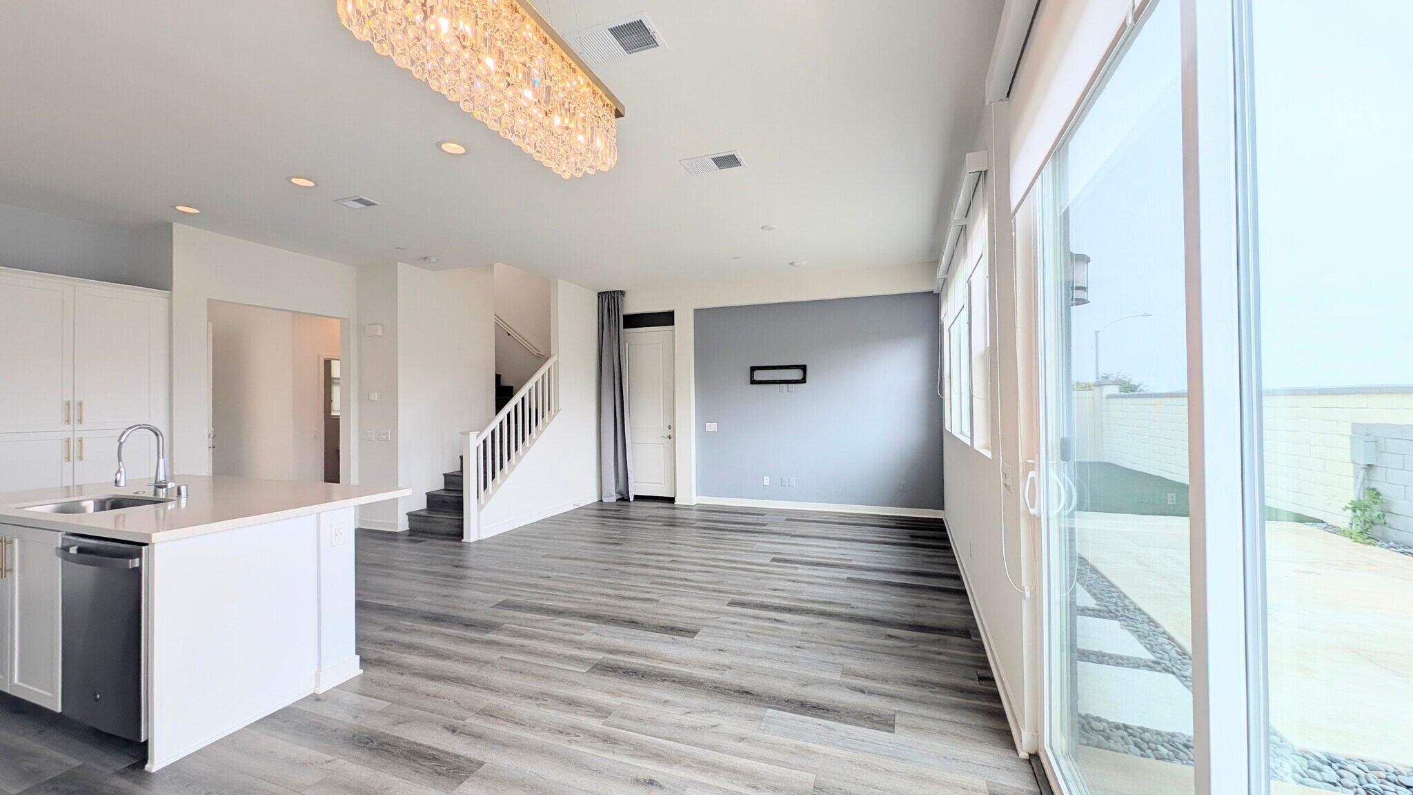Building Photo - 450 Clubhouse Dr