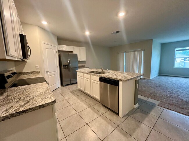 Building Photo - Stunning 4 bed/ 2 bath home!!