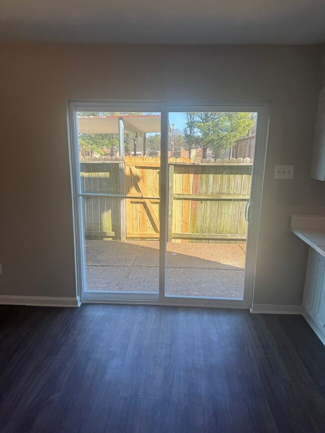 Building Photo - 996 University St