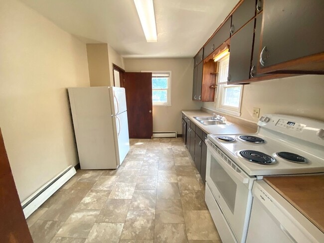 Building Photo - 4 Bed 2 Bath Home!