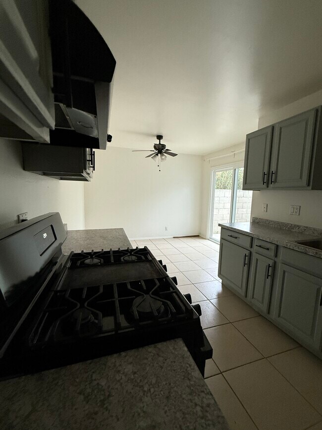 Building Photo - 305-302 N Dwyer Pl