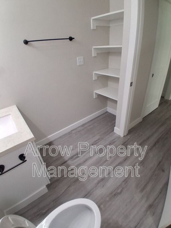 Building Photo - 731 E Crawford St