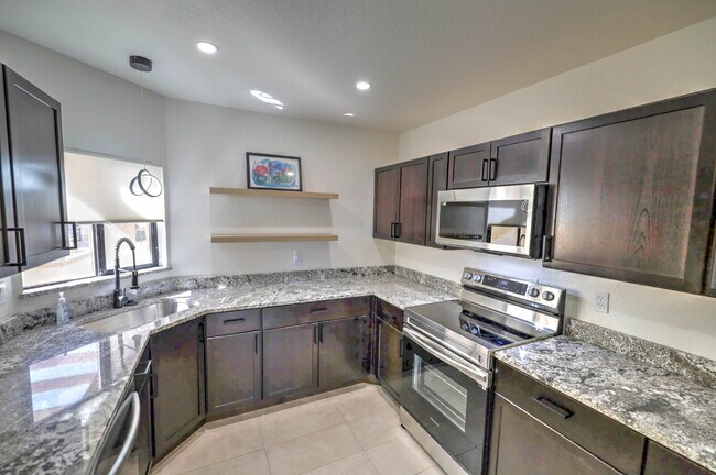 Building Photo - "Charming 2-Bed, 2-Bath Townhouse Retreat in Tucson – Spacious 1176 Sq Ft Living!"