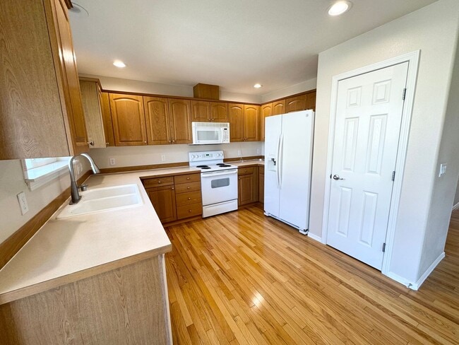 Building Photo - Spacious rambler 2 beds plus den