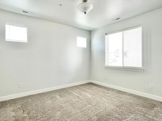 Building Photo - Spacious Condo Near Primary Children’s Hospital!
