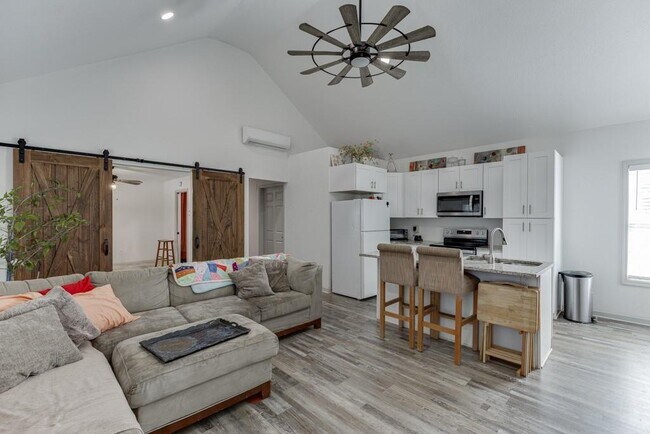 Building Photo - 1051 Gage Dr