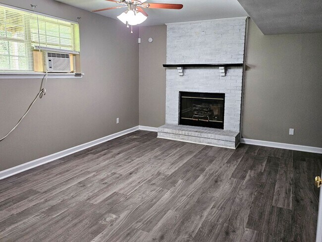 Building Photo - Spacious 4 Bedroom 2.5 bath in Hixson, TN 37343
