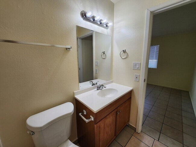 Building Photo - 2725 E Tierra Buena Ln