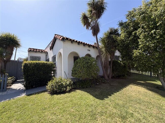 Building Photo - Charming 2 Bed Home with A/C, 2 Car Garage, Huge Yard & In-Unit Laundry