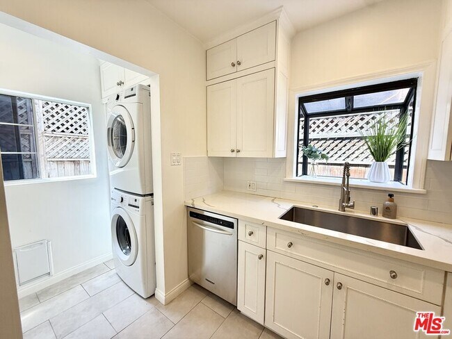 Building Photo - 7865 Willoughby Ave