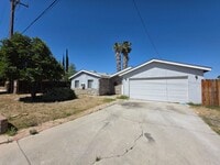 Building Photo - Three Bed, Two Bath in East Hemet!