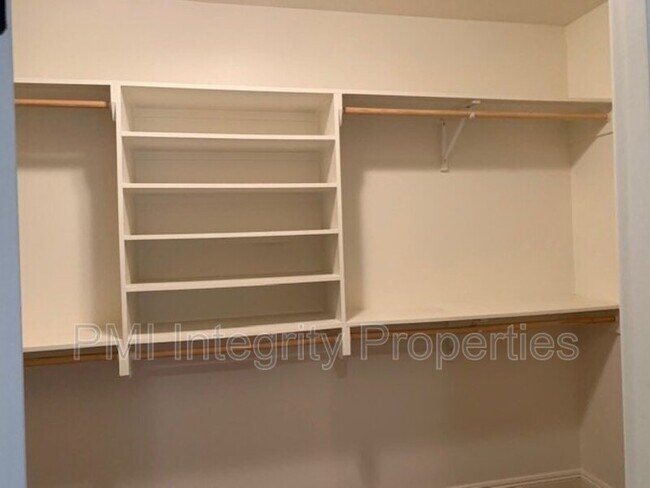 Building Photo - 315 Forest Grove Dr
