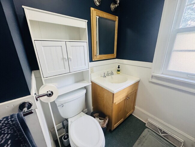 Building Photo - Charming 4-Bed Home with Granite Touches & Hardwood Elegance in Minneapolis!