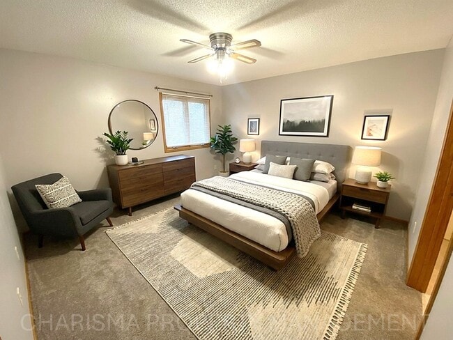 Building Photo - 4 BEDROOM, 2 BATH HOME IN EAST SIOUX FALLS! DOUBLE ATTACHED GARAGE! FENCED IN BACKYARD!