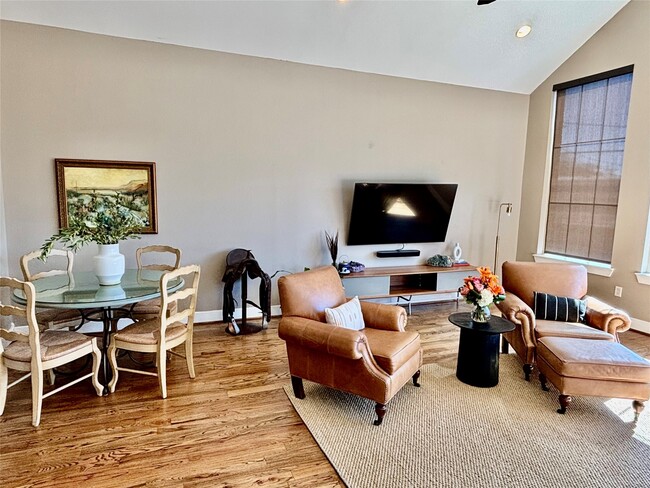 Building Photo - 919 W 15th St