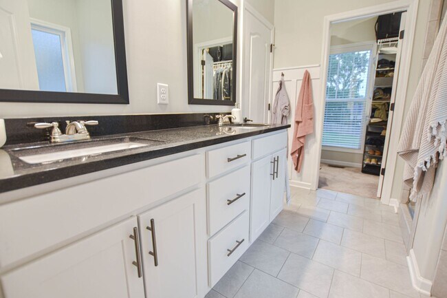 Building Photo - Pet Friendly Three Bedroom with Bonus in S...