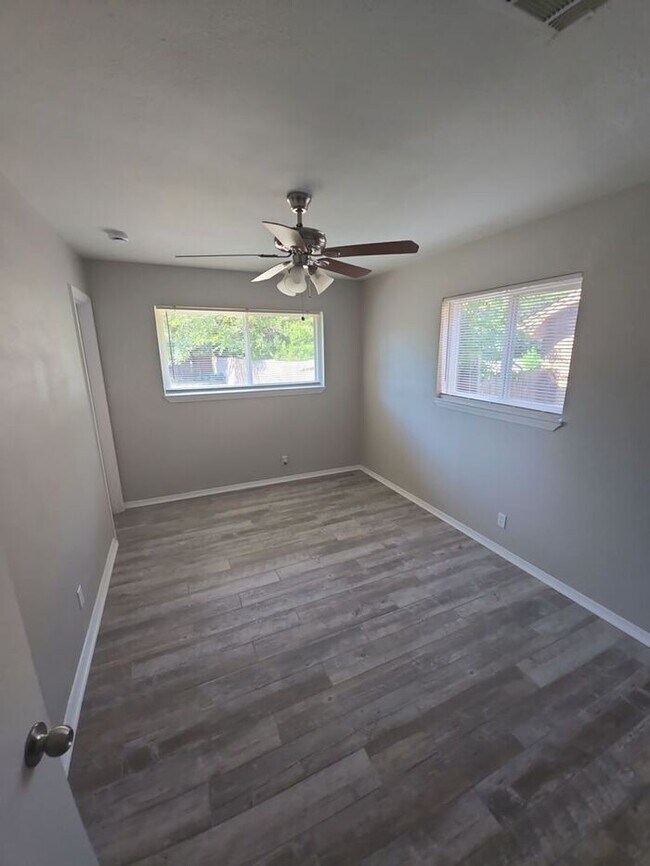 Building Photo - 202 Linda Ln
