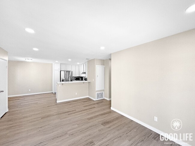 Building Photo - Stunning 3BD/2BA 2nd Floor Condo in Chula Vista W/ A/C, W/D, 2 Balconies, Community Pool & Spa!