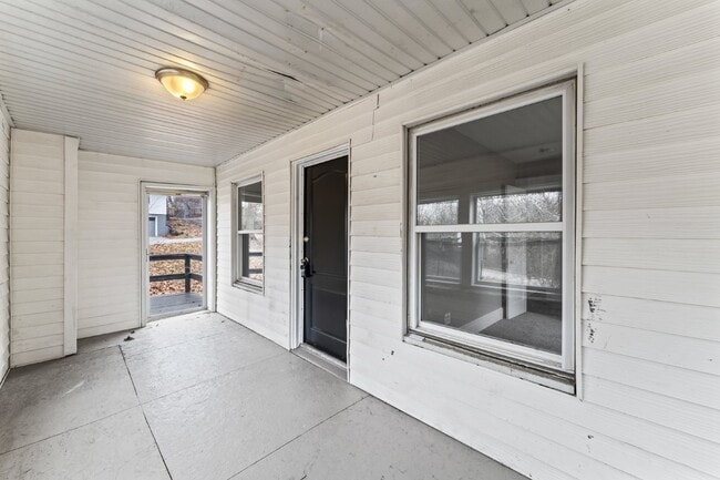 Building Photo - COMING SOON!! Charming 2-Bedroom Haven in Kansas City Northland!