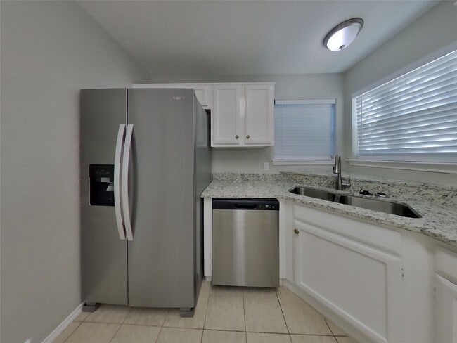 Building Photo - 12219 White River Dr