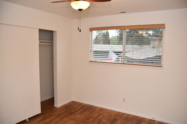Building Photo - 3 Bedroom 1 Bath University Place Rambler on Quiet Cul De Sac